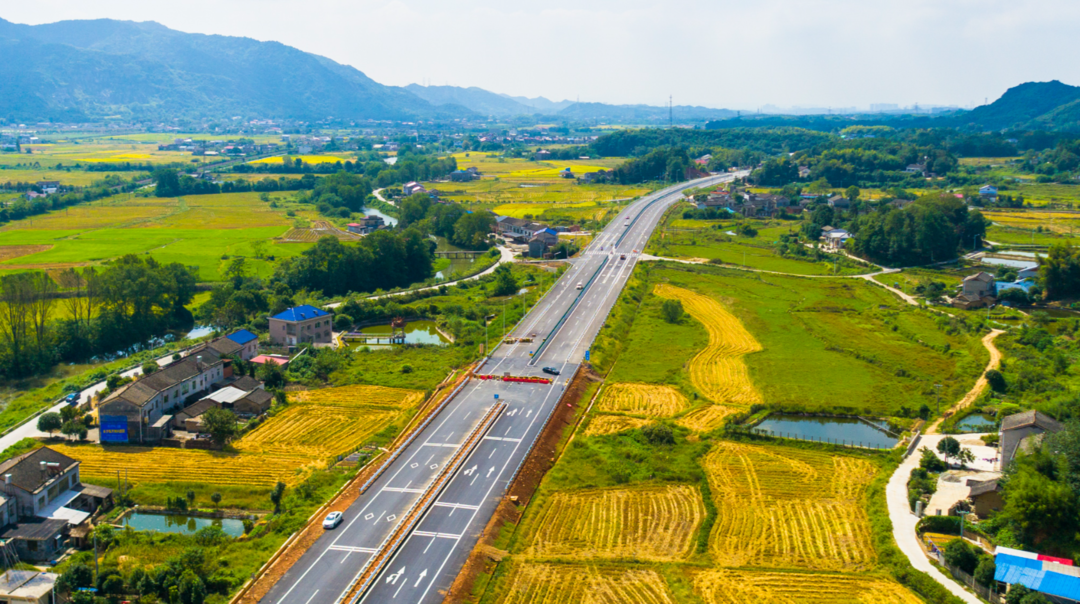 图集| 穿越山丘田野，汨杨公路扑进秋色“画框里”