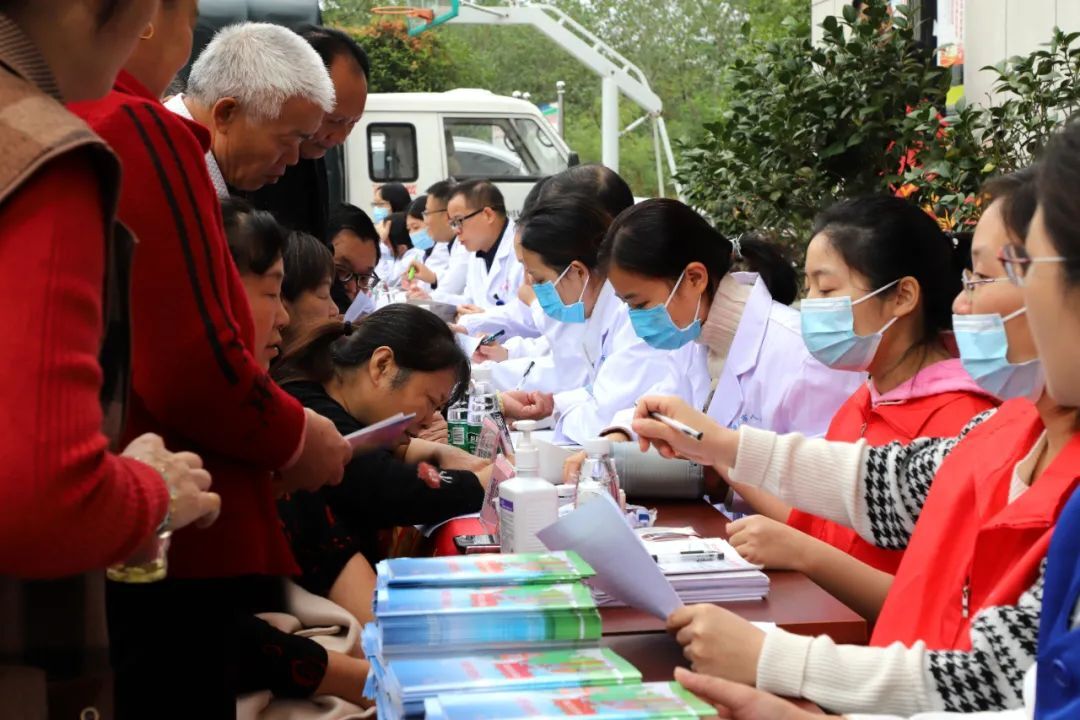 重阳送健康！汨罗市知联会携手人民医院开展健康宣教及义诊活动