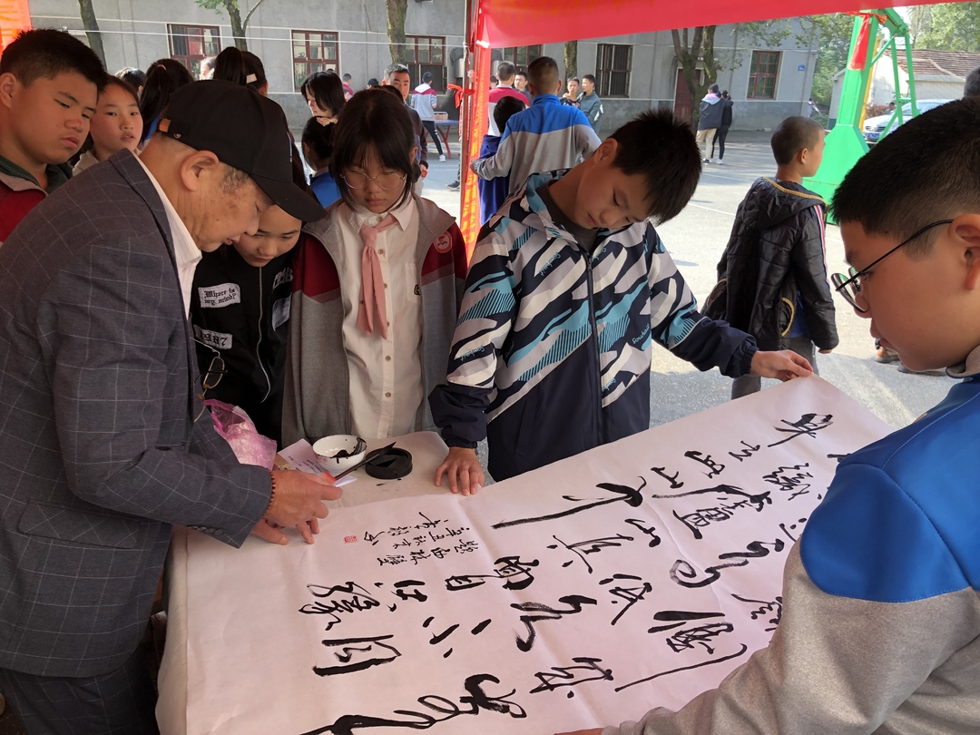 汨罗市火天中学举行“书法进校园活动”