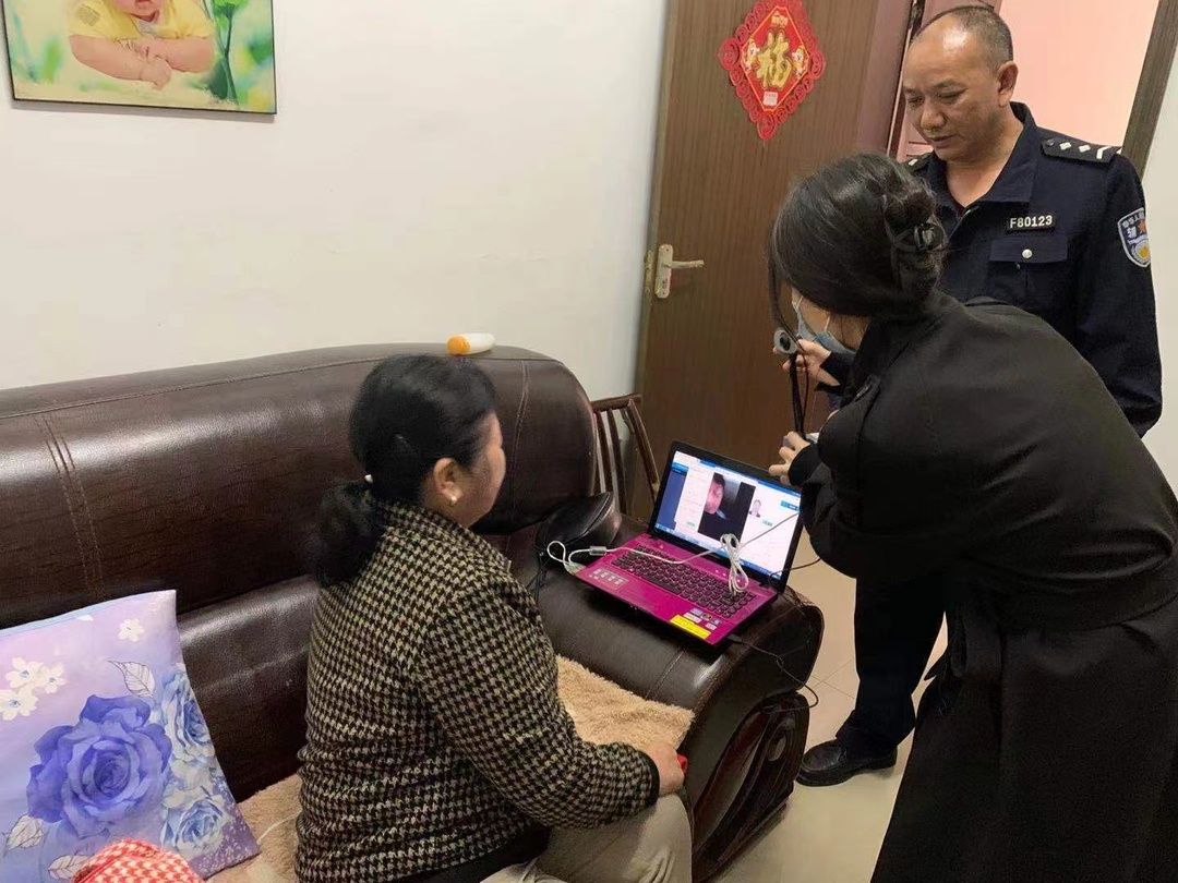 上门为腿脚不便老人录指纹，汨罗民警贴心服务获点赞