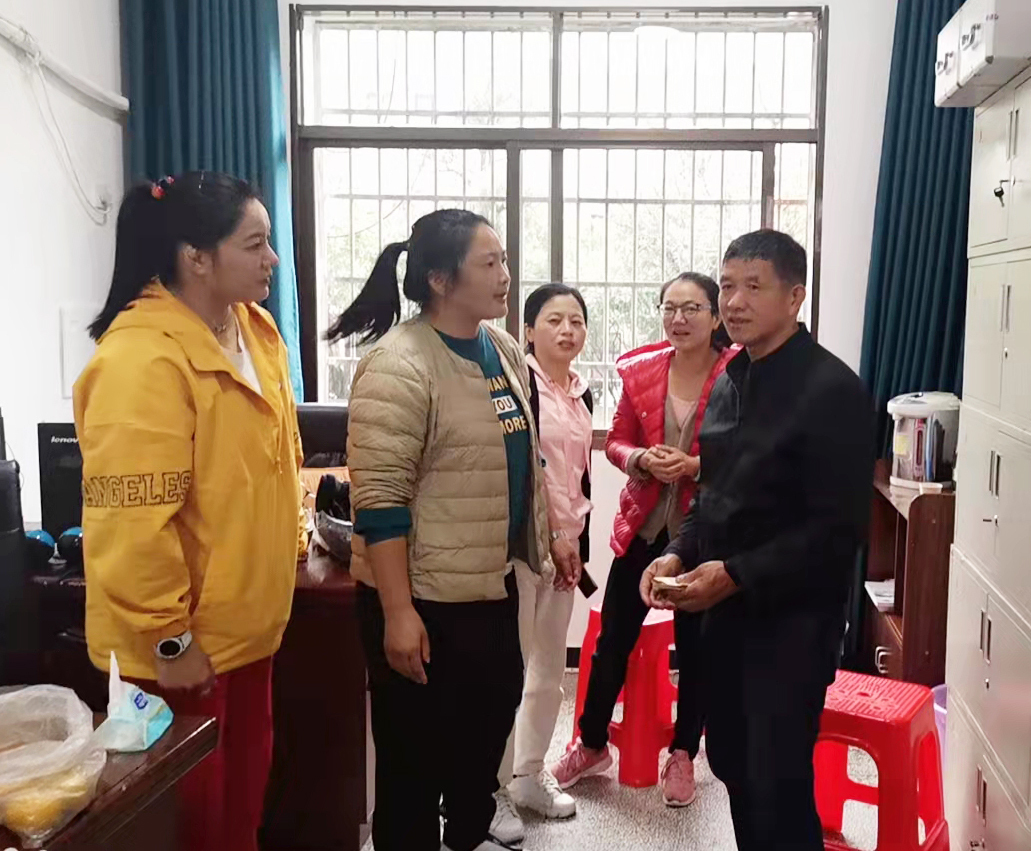 回校看望恩师偶遇患病学生办休学 奥运健儿周倩立马捐出爱心款
