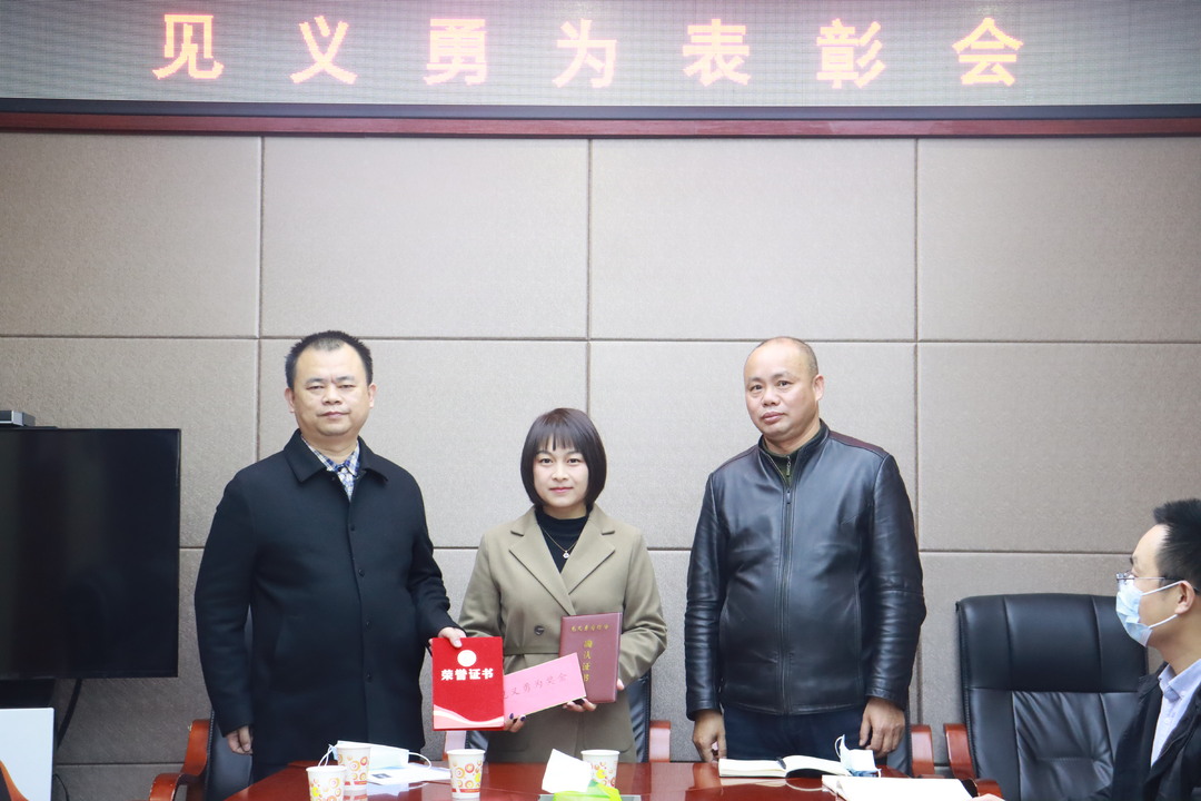往返火场20多趟扑灭大火，汨罗见义勇为先进个人郑伟好样的！