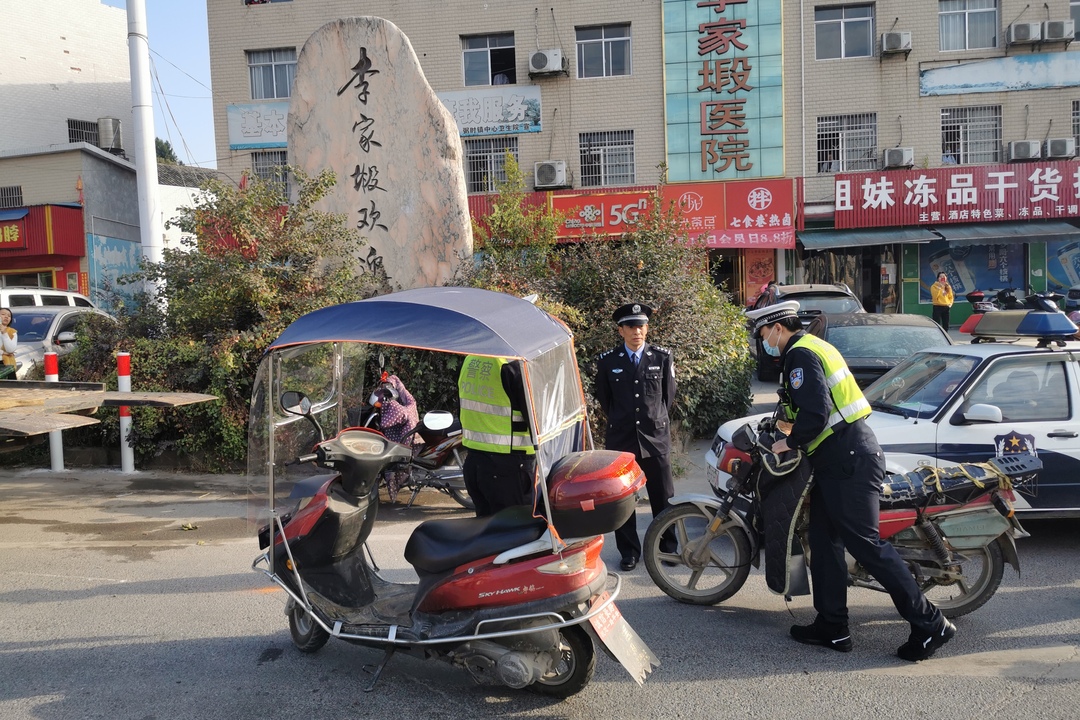 弼时镇开展摩托车专项整治 共查获交通违法行为50起