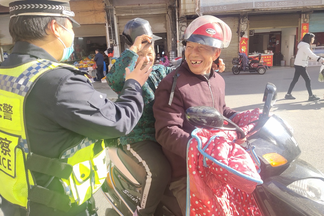 全国交通安全日  汨罗交警开展形式多样的交通安全宣传活动