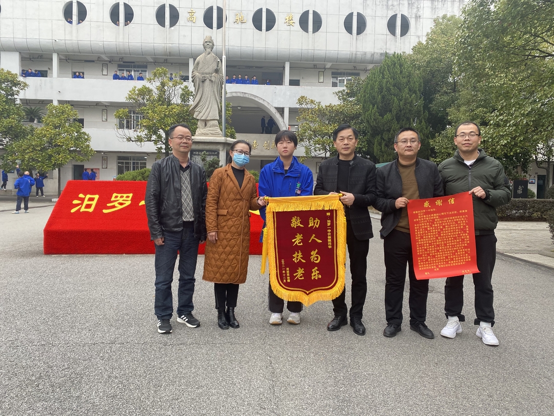 暖心！路遇七旬老人摔倒，汨罗一中一学生这样做......