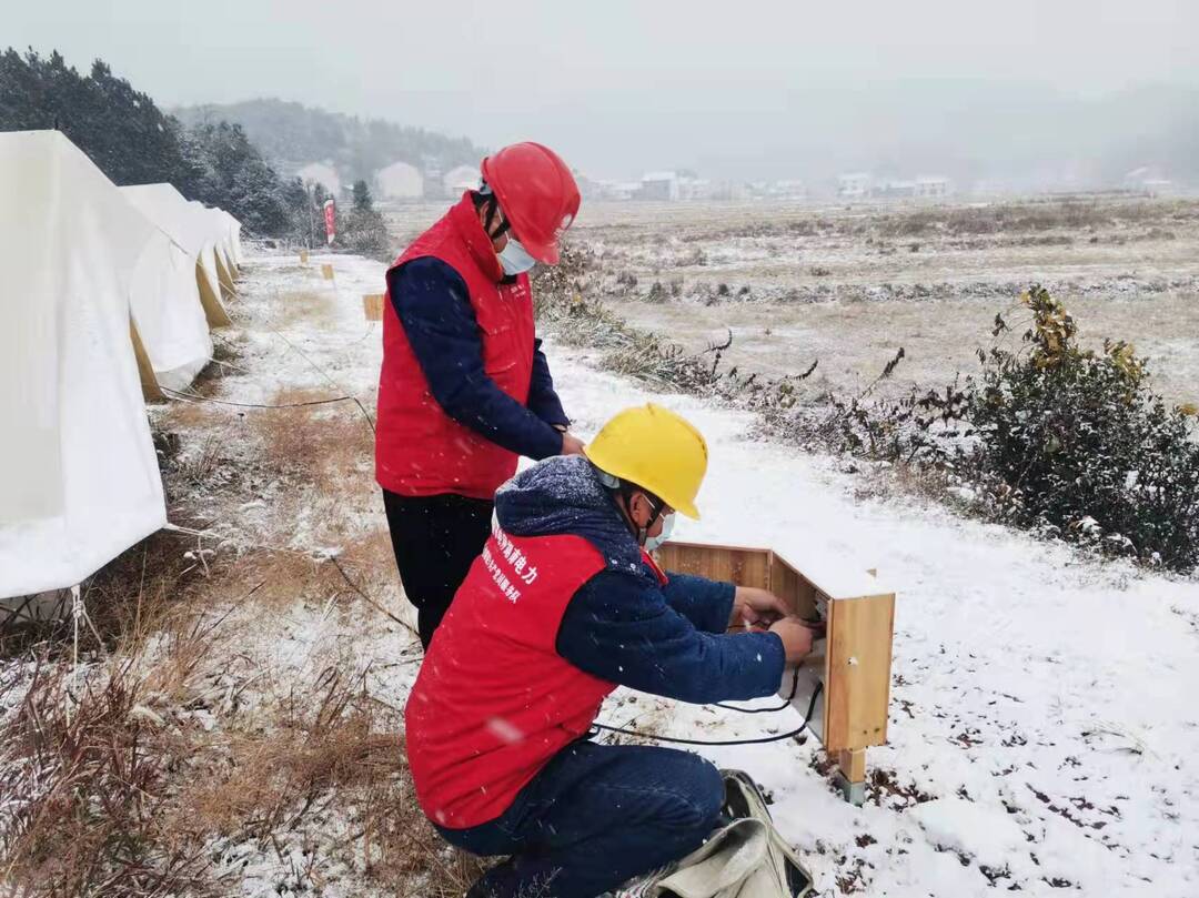 汨罗供电公司战初雪保供电