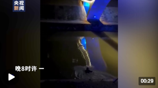 河水冰凉刺骨 但这位老师的行为却是冬日里的一股暖流