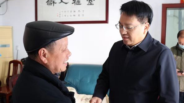 何厚德走访慰问新市镇困难群众、老党员和老干部