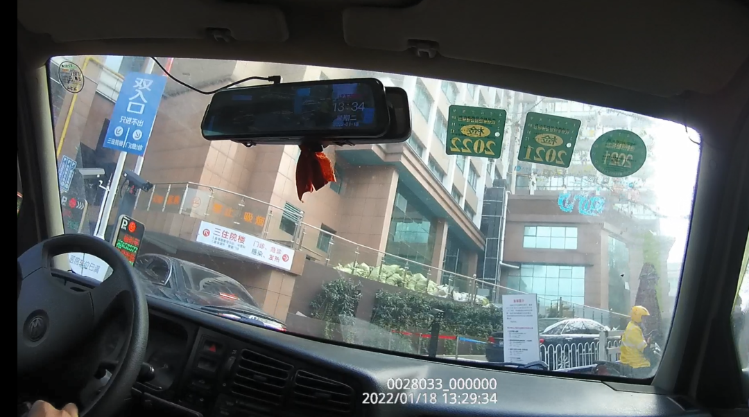 幼儿高烧昏迷，汨罗交警开辟救助通道疾驰送医