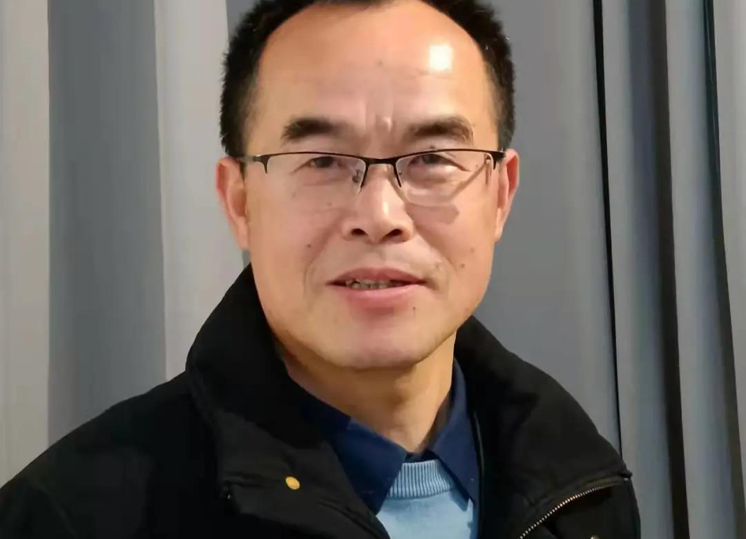何老师，你的事瞒不住了！