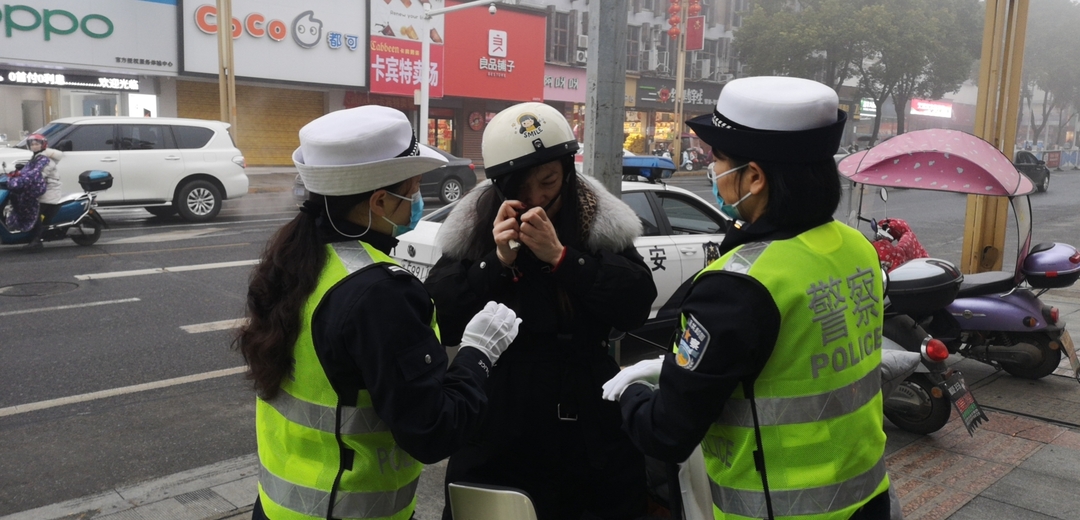 汨罗首现“柔性执法” 交警小姐姐街头温柔喊话