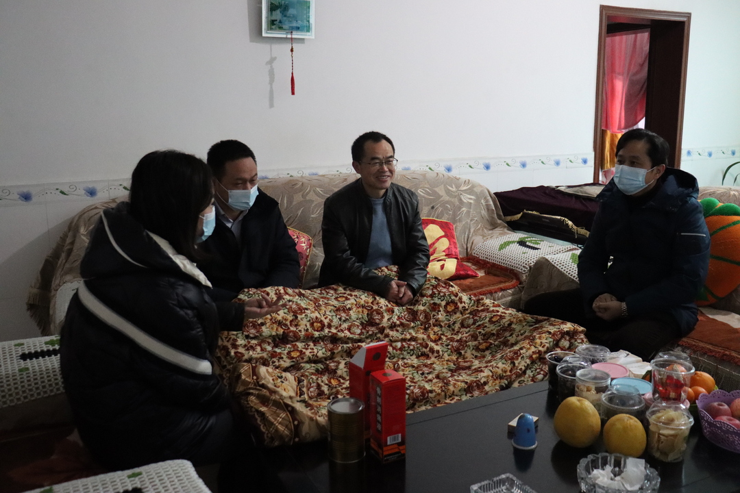 归义镇党委政府看望见义勇为老师何光国