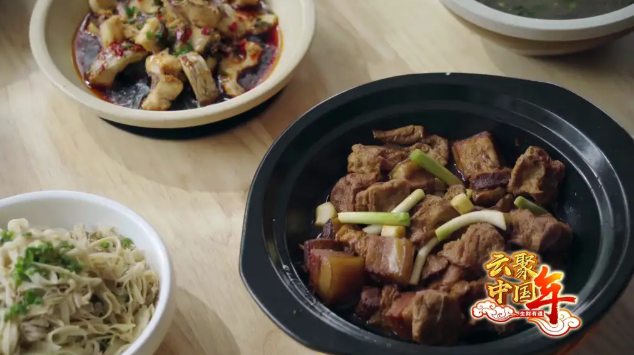 云聚中国年｜油豆腐烧肉、“土八道”，好吃好看年夜饭！