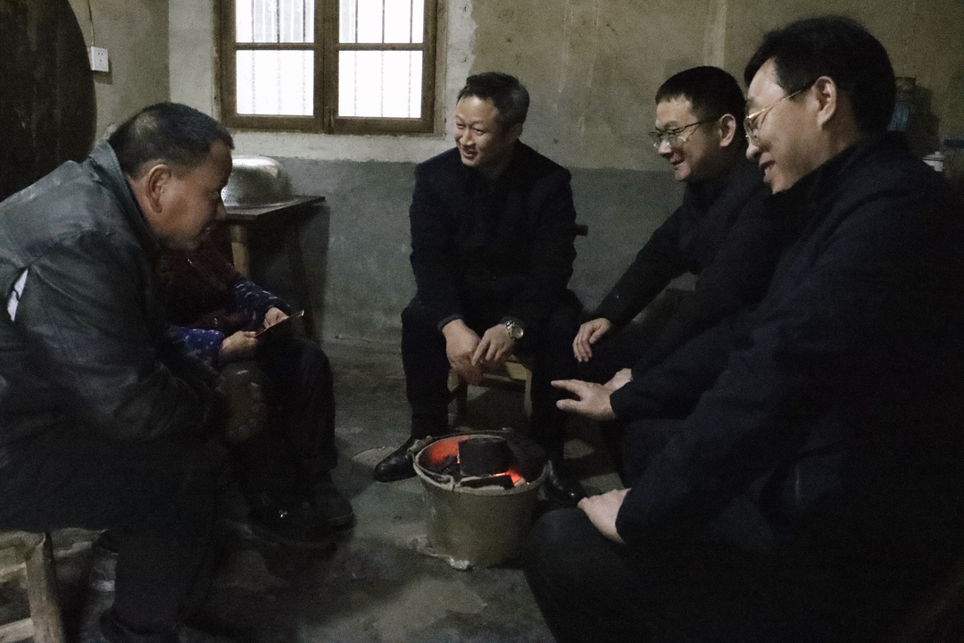 林恒求走访慰问弼时镇困难群众和城区困难职工