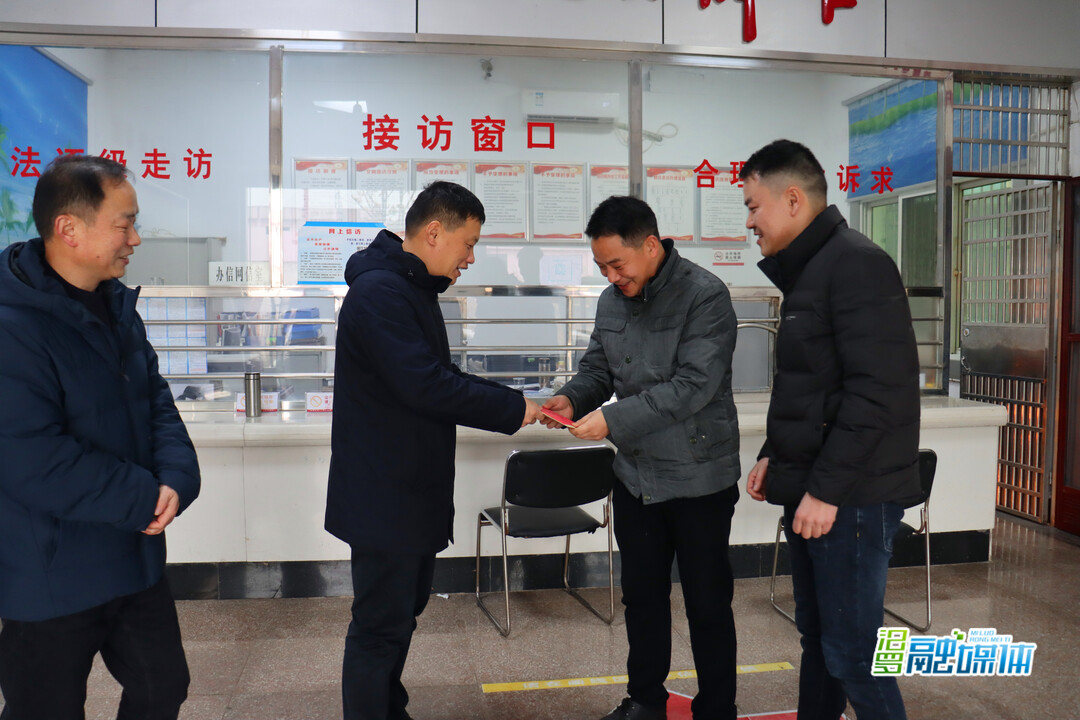 除夕，李亚江看望慰问一线值班人员