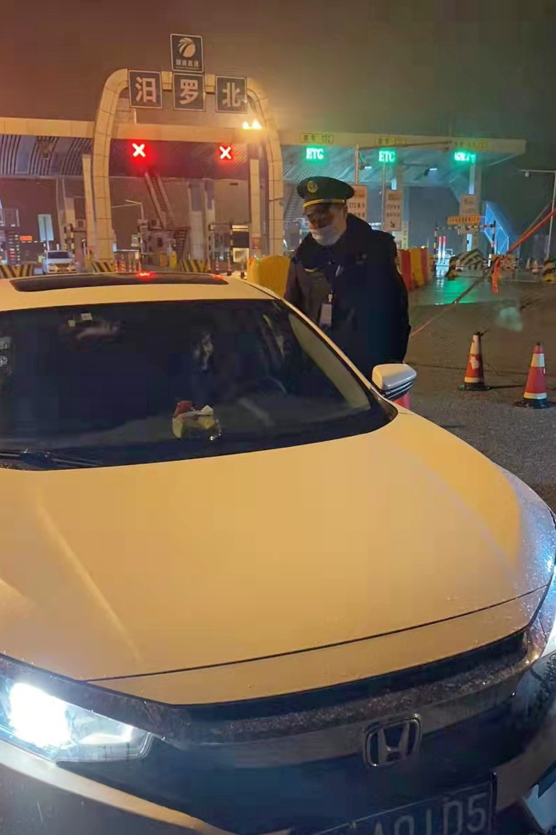 汨罗“守岁人”｜“老交通”春节上一线，高速出口通宵值守