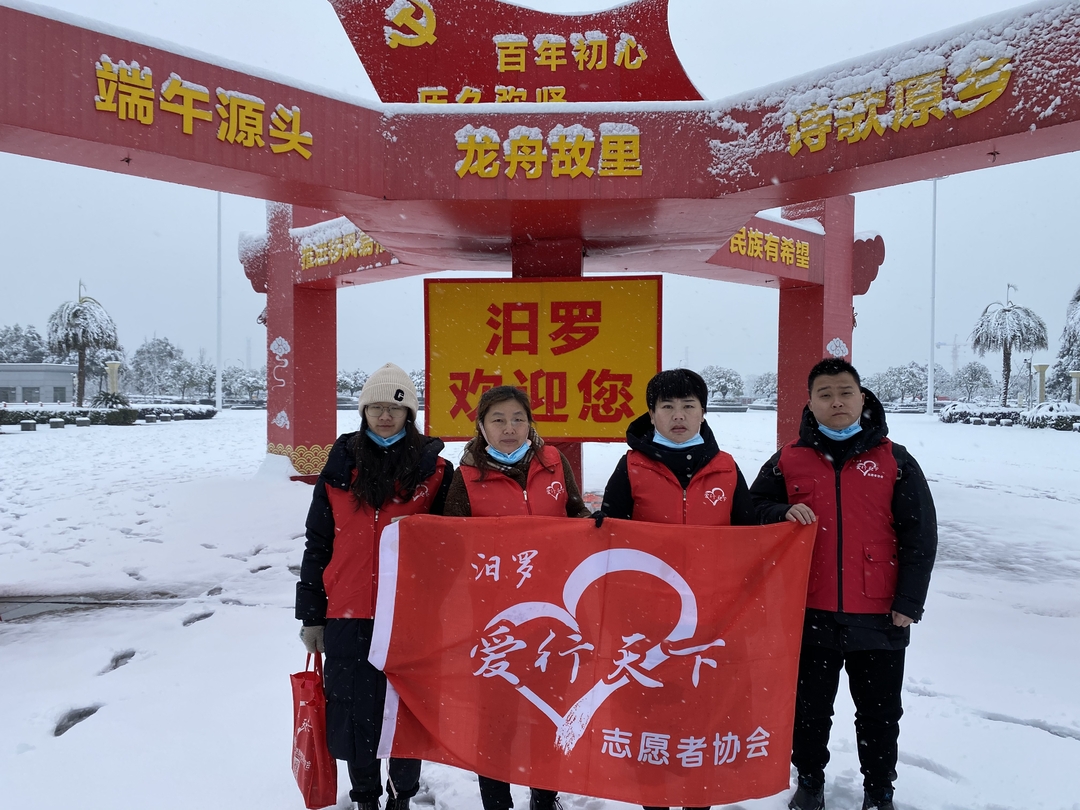 汨罗东站迎返程高峰 志愿者为爱坚守