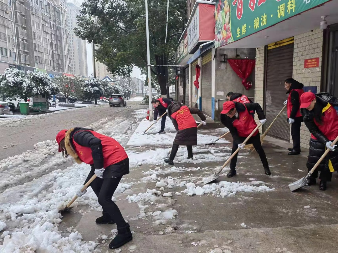 归义镇：以雪为令齐行动，清扫积雪保安全