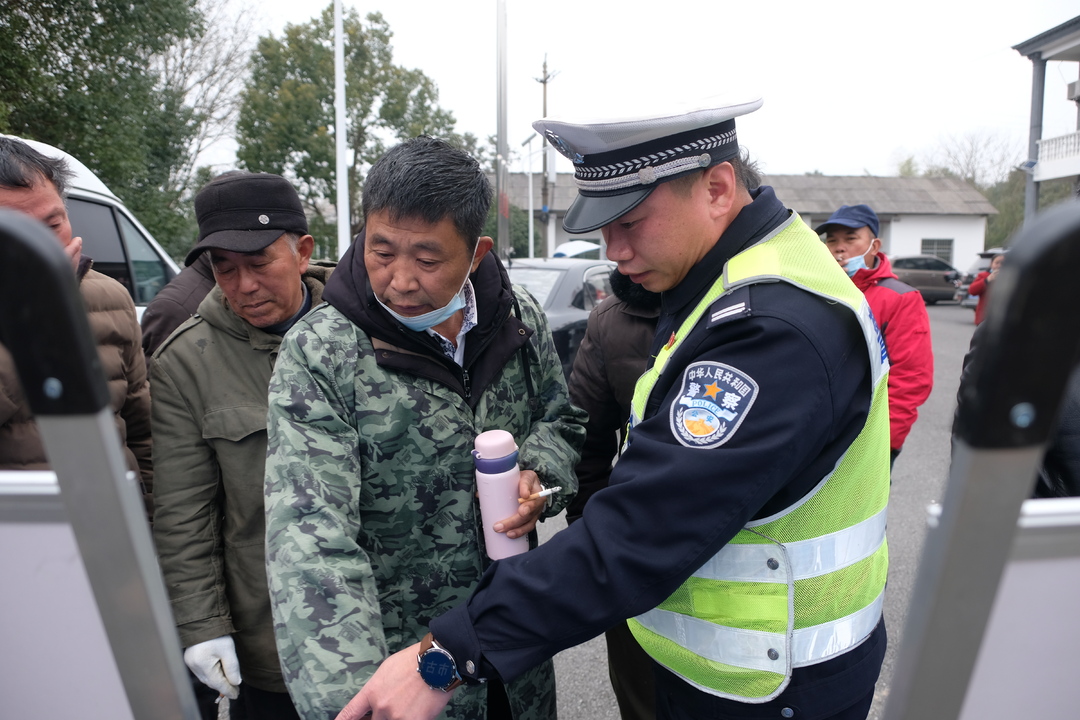 提升交通文明 守护美丽乡村
白水镇率先开展道路交通安全各村巡回宣讲