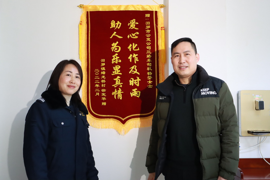 视频|路遇老人倒地不起，汨罗这名美女驾驶员的举动好暖