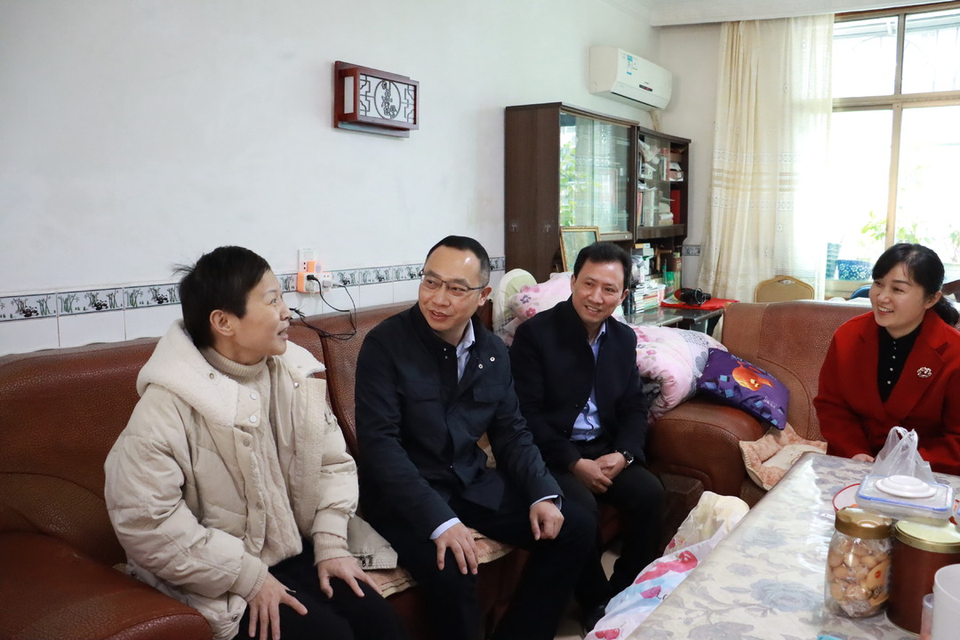 市委副书记叶罡慰问乐观自强妇女代表