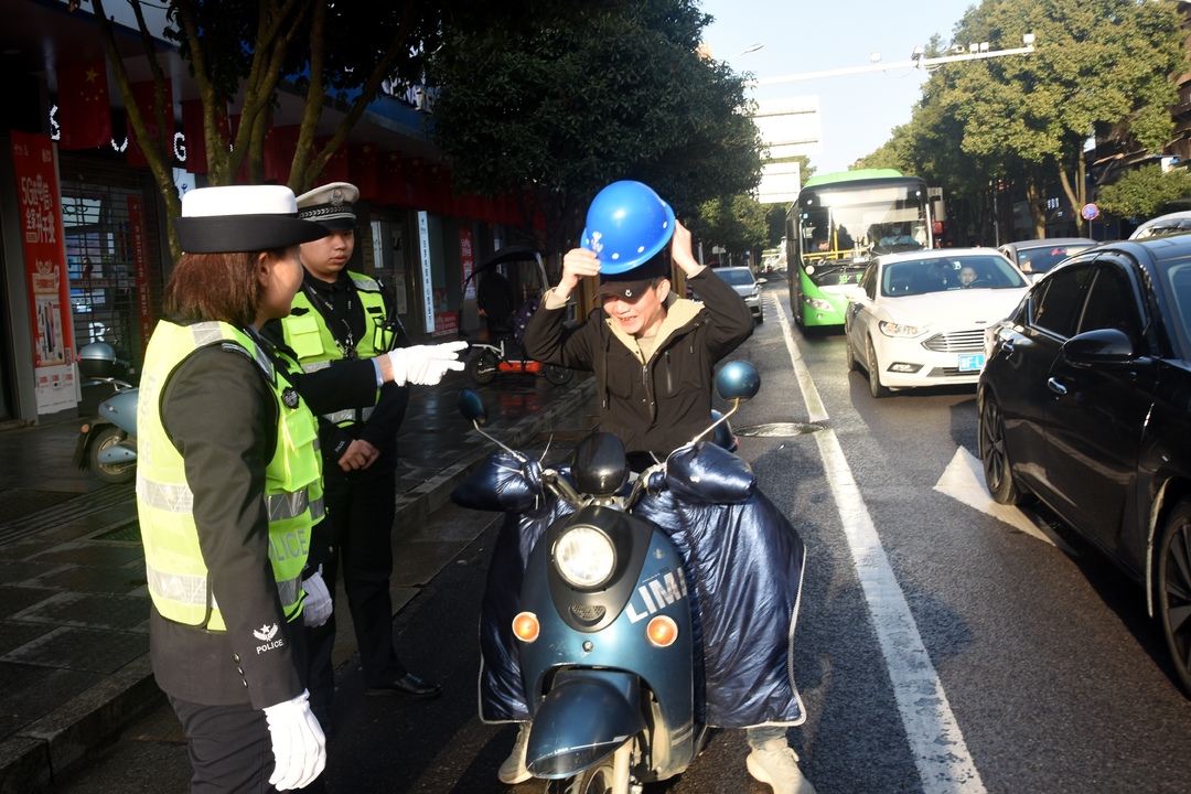 集体上路执勤，汨罗“警花”的“三八”妇女节