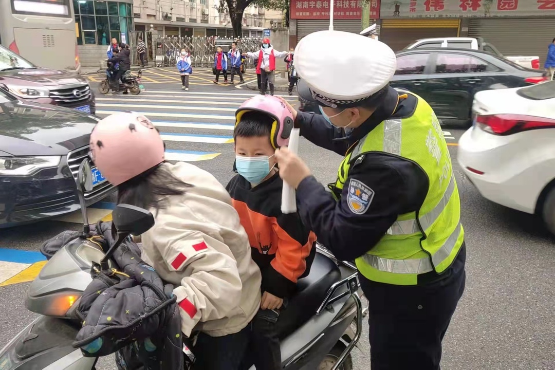 @汨罗家长，骑车接送孩子上下学，您和孩子戴头盔了吗？