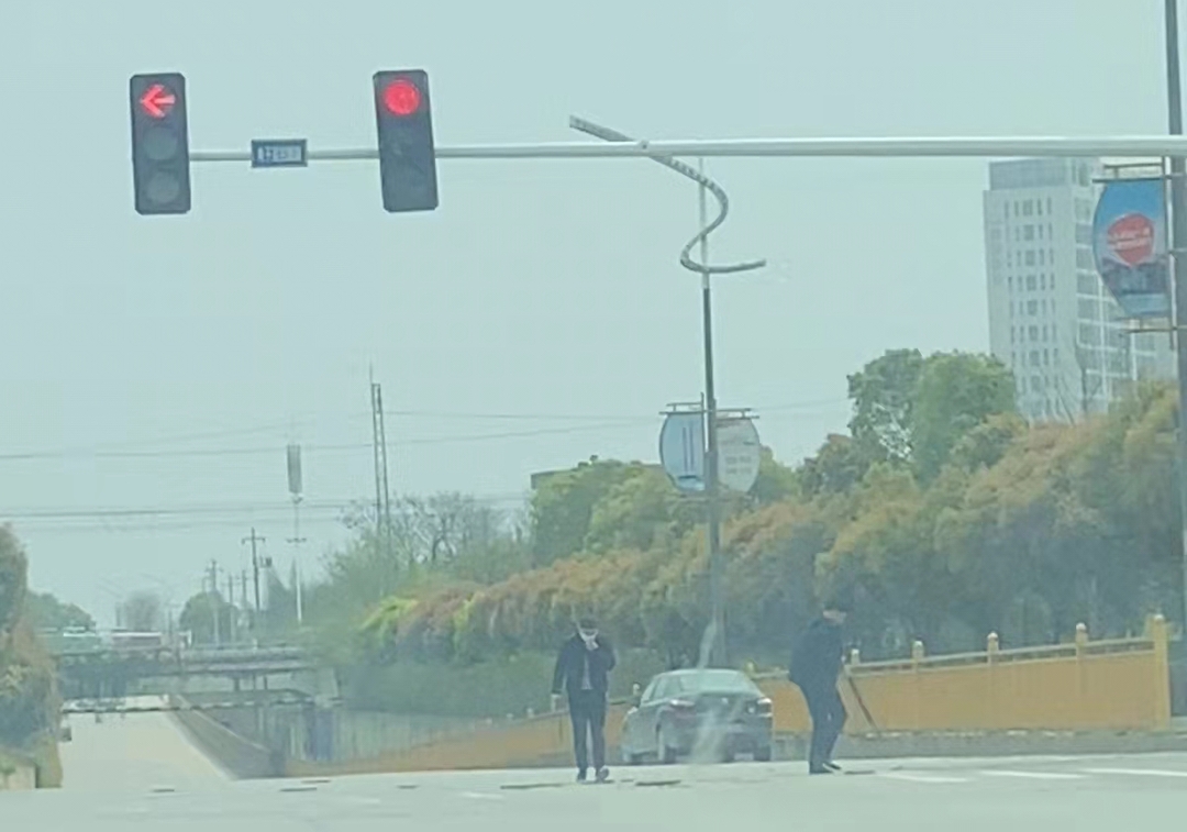 汨罗江大道，捡玻璃的司机，有人在“找”你们！