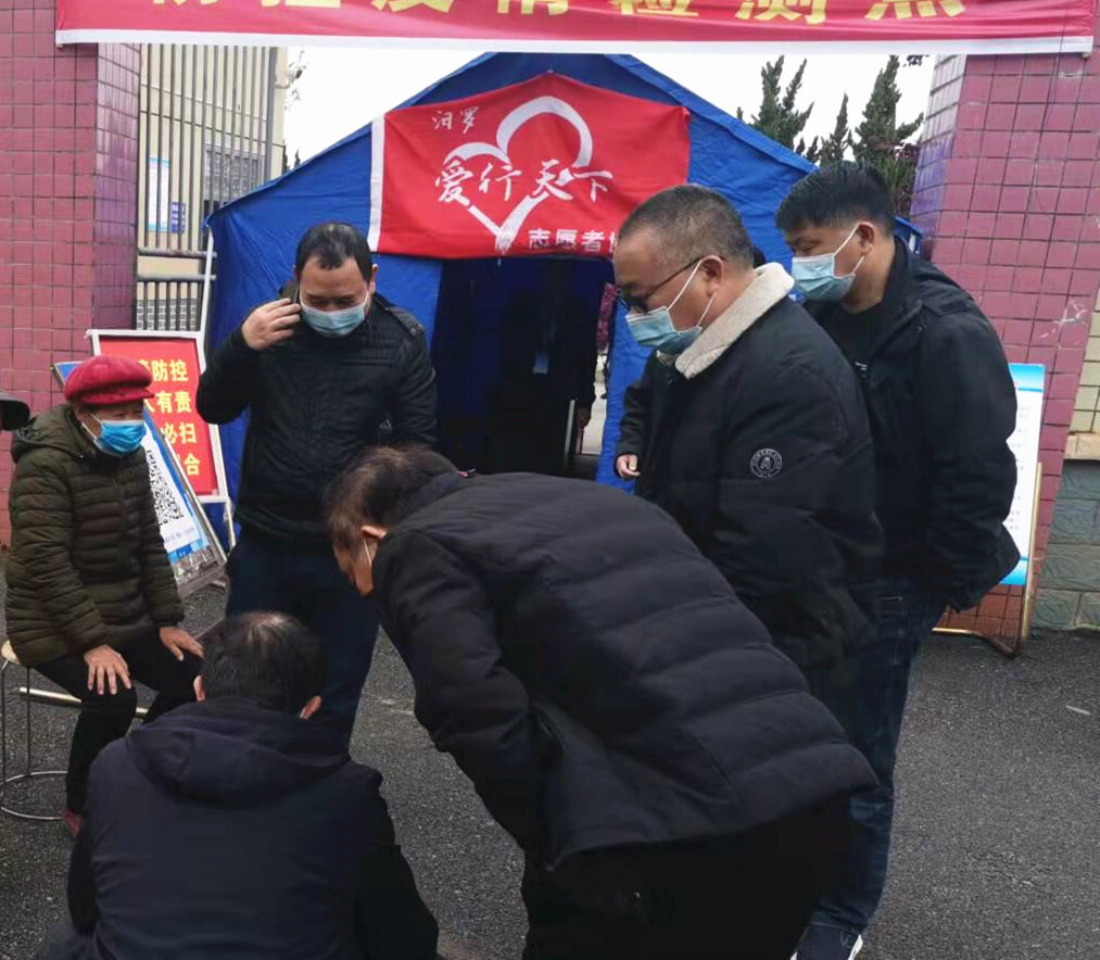 碰到“老人机”无法扫码，疫情防控志愿者这样做