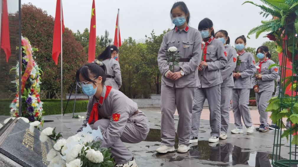 任弼时红军学校小红军清明祭英烈，传承红色精神