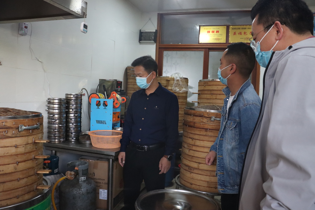 拧紧燃气“安全阀” 曹陶带队开展燃气安全隐患排查