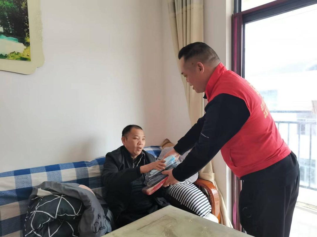 五社联动暖基层 弼时镇社工站走访低保残障家庭