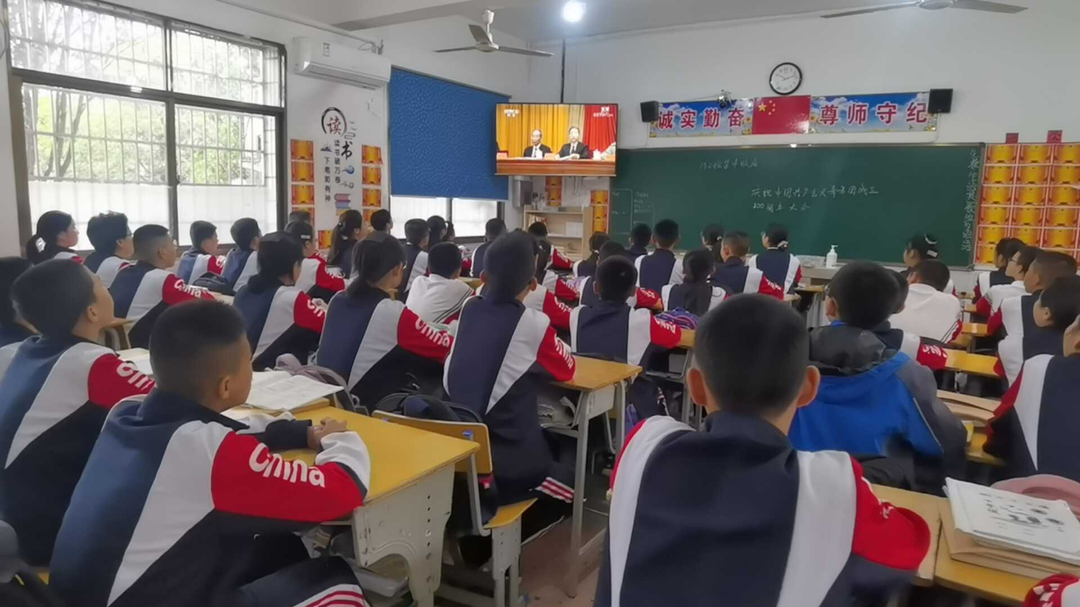 罗城学校师生观看庆祝中国共产主义青年团成立100周年大会