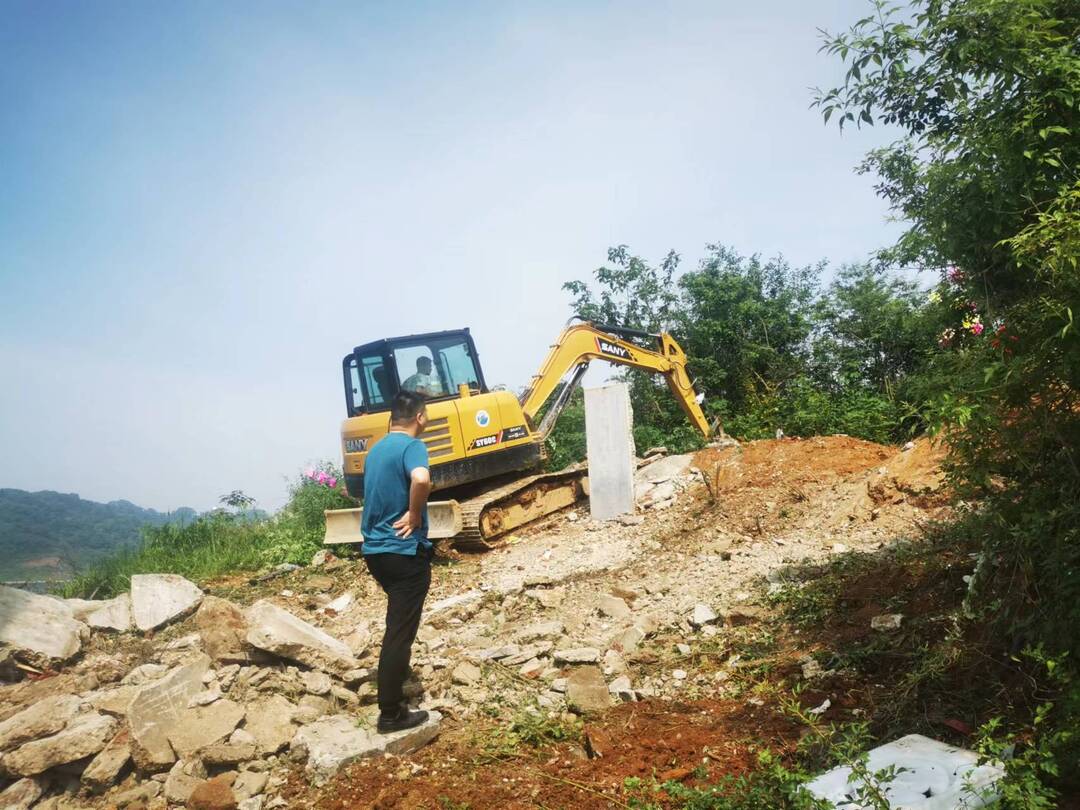 白塘镇磊石山村:党员干部做表率，带头拆除违建墓地