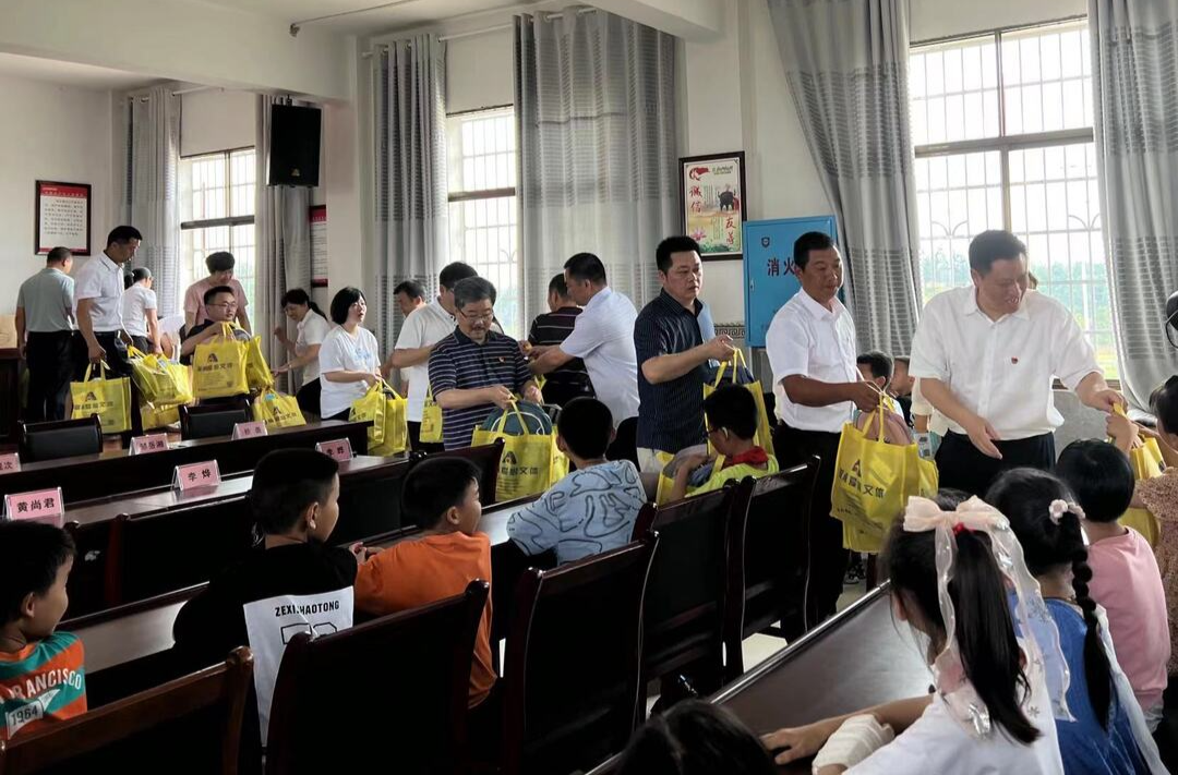 岳阳市政协来屈子祠镇范家园村开展主题党日活动