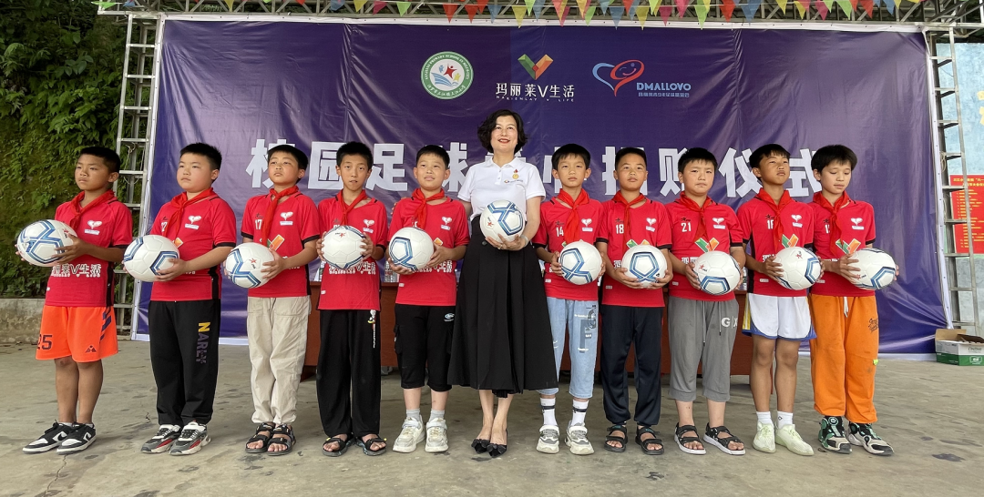 校园足球爱心捐赠活动走进三江小学
