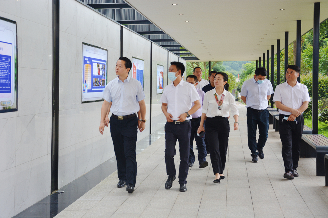 黄伟雄赴春雷学校调研专门学校建设工作