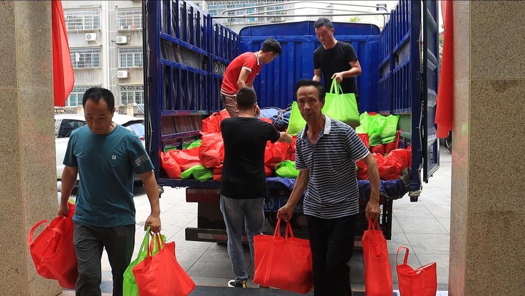 炎炎夏日，汨罗一线环卫工人收到“清凉大礼包”