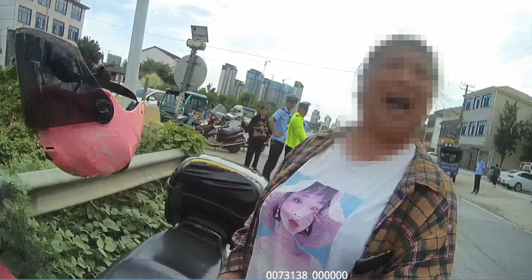 无证驾驶报废摩托车，一女子怒砸头盔暴力抗法被拘15日