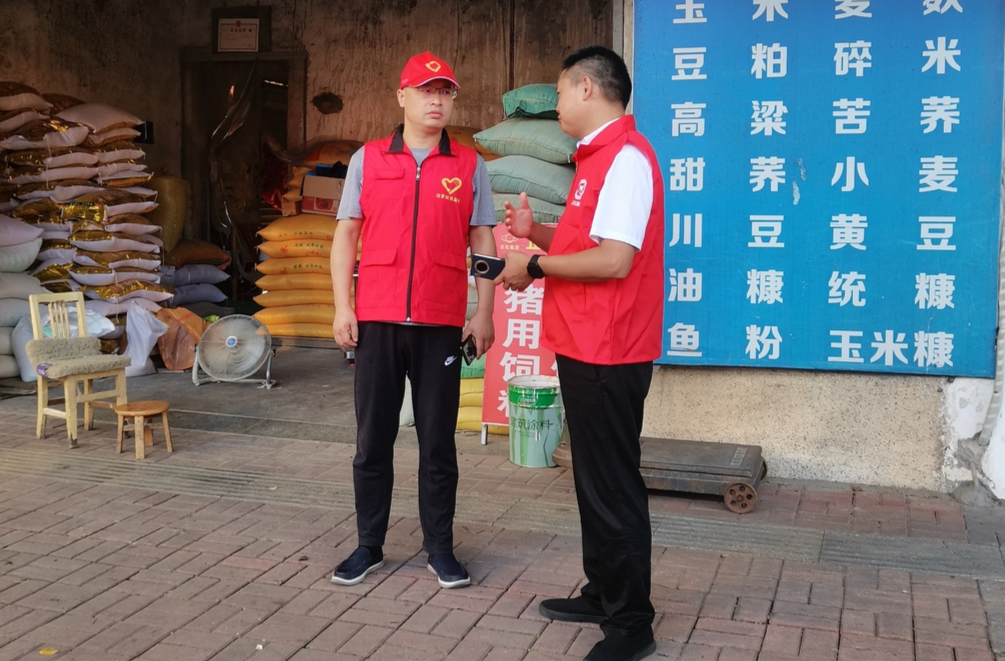 深入一线再督查，许义中参与文明劝导志愿服务