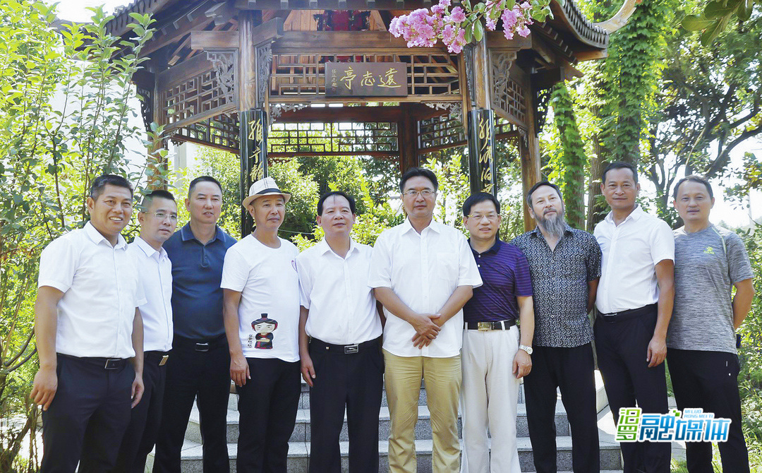 北京大学法学院教授湛中乐到春雷学校参观指导
