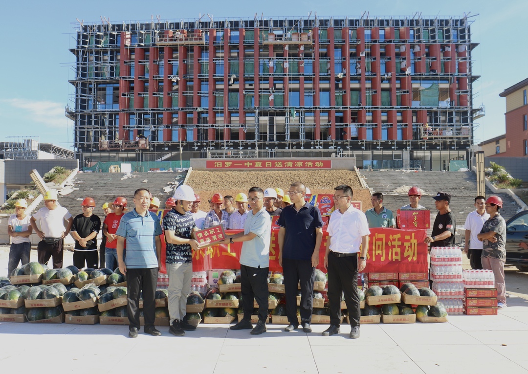 付文勇深入市一中迁建项目现场为建筑工人“送清凉”