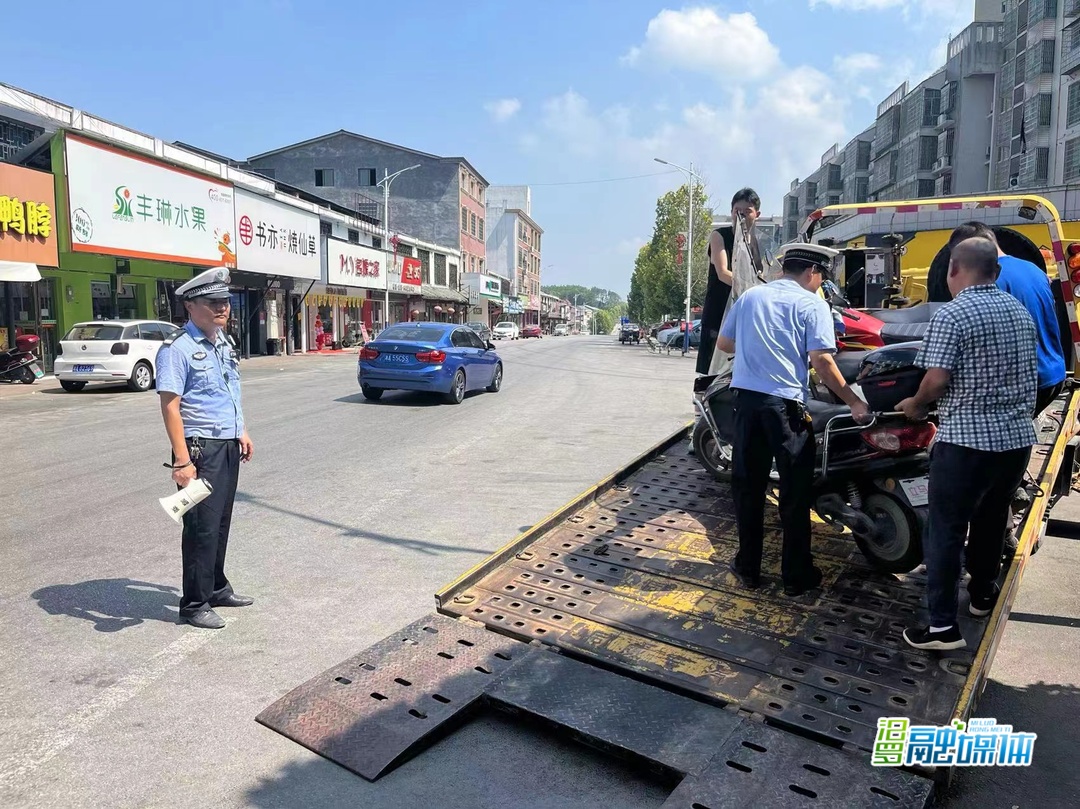 弼时镇持续开展道路交通安全整治及劝导行动