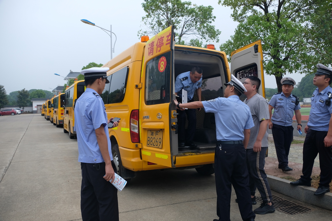锁紧校车“安全门”  汨罗交警开学前为255辆校车“体检”