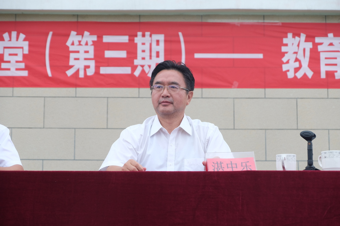 乡音不改，北大“湛学长”为家乡师生讲学