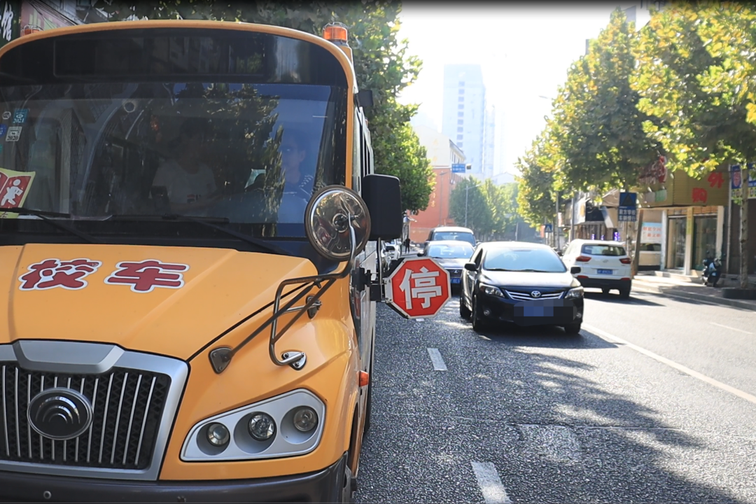 路遇校车该怎么让？汨罗交警现场查处，教你省3分
