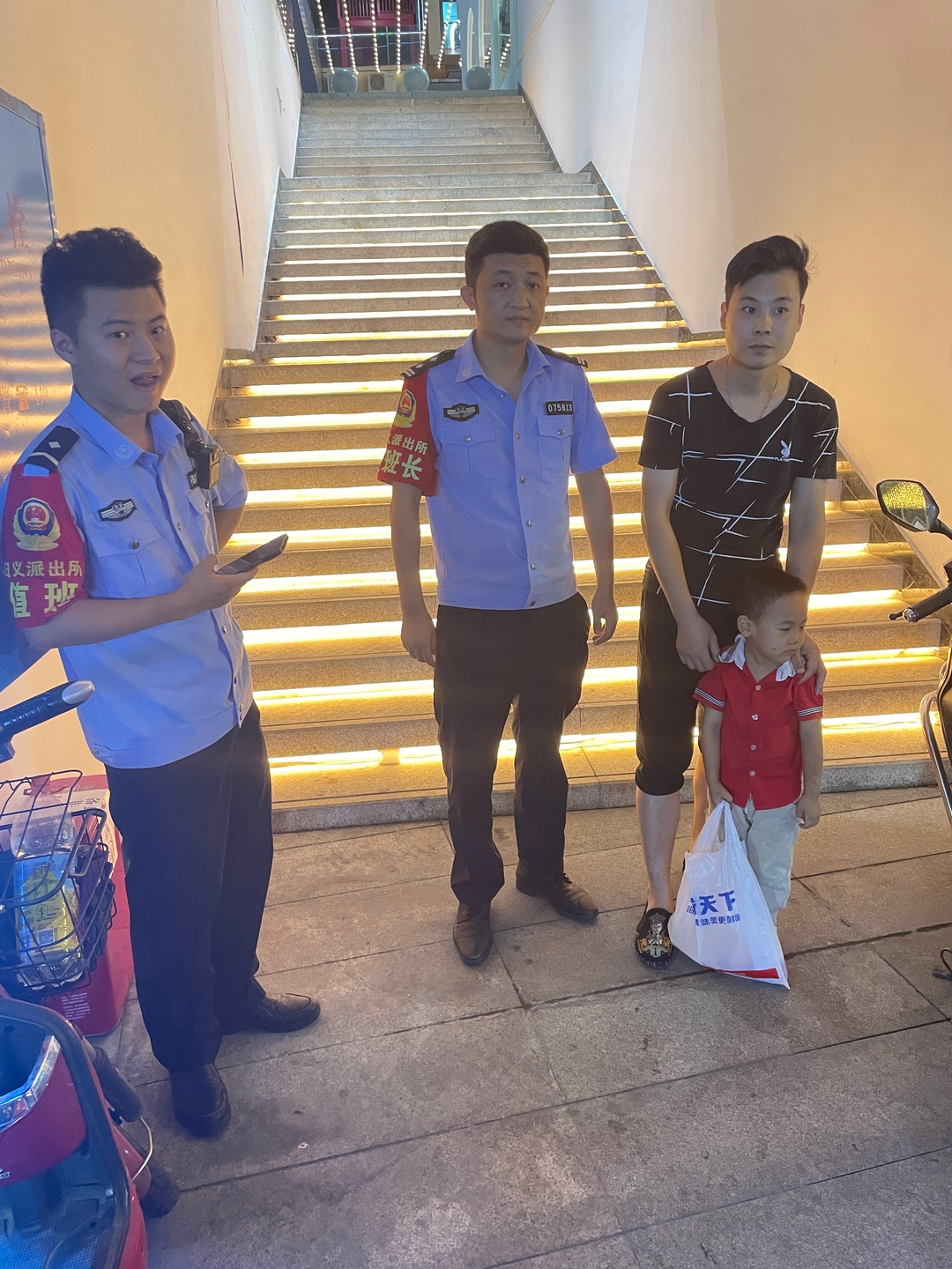3岁孩童出门玩耍走失，归义派出所民警帮其找到家人