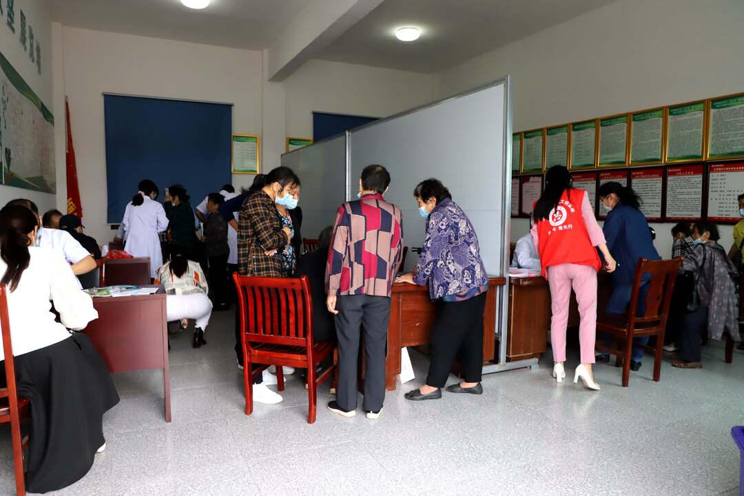 汨罗市人民医院为古培村民义诊