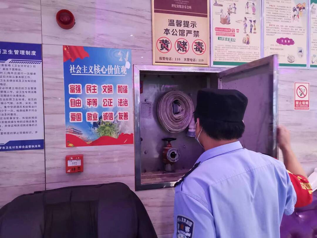归义派出所开展专项行动夜查娱乐场所