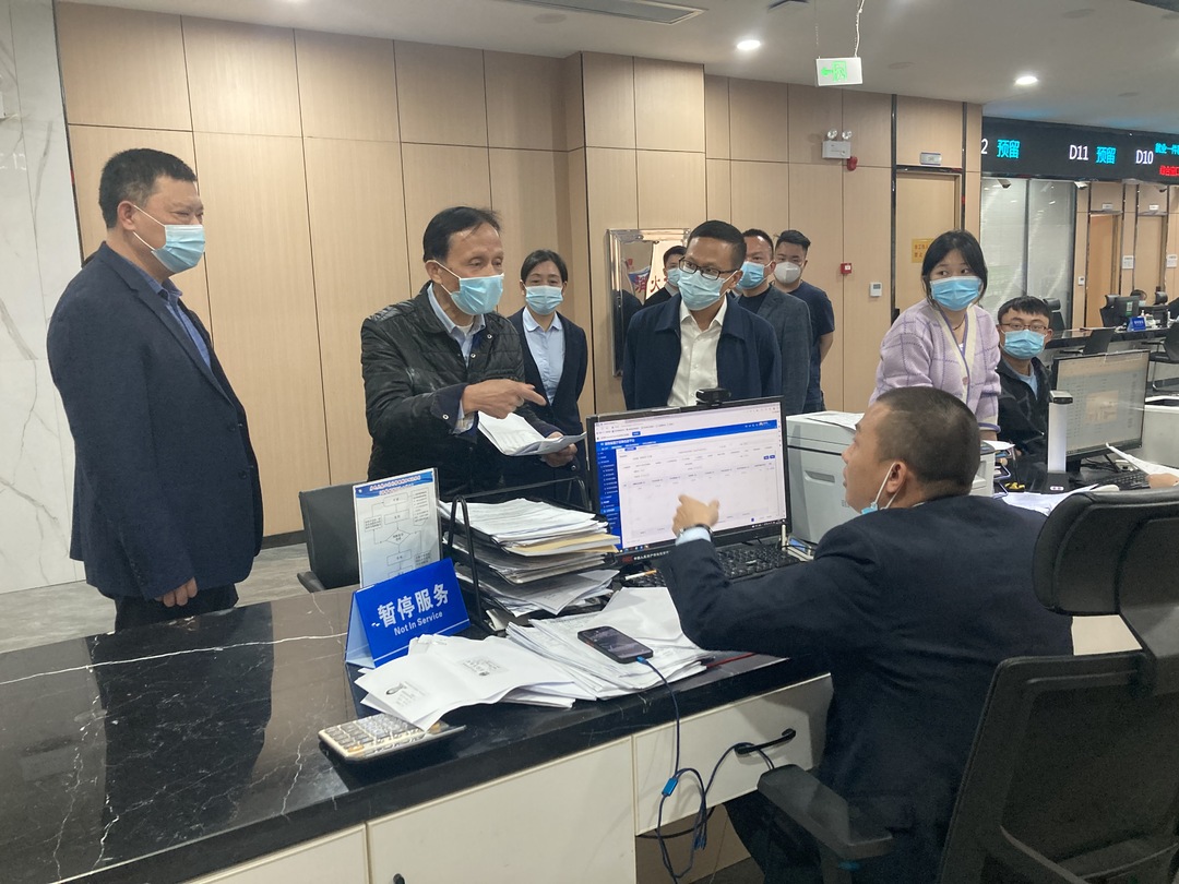 易万到市行政审批服务局调研